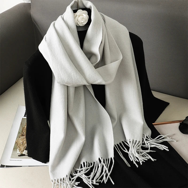 Écharpe Blanche Élégante à Franges